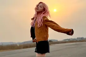 22岁宋雨琦超短裤大秀美腿，粉发造型尽显甜美，网友直呼好看图片