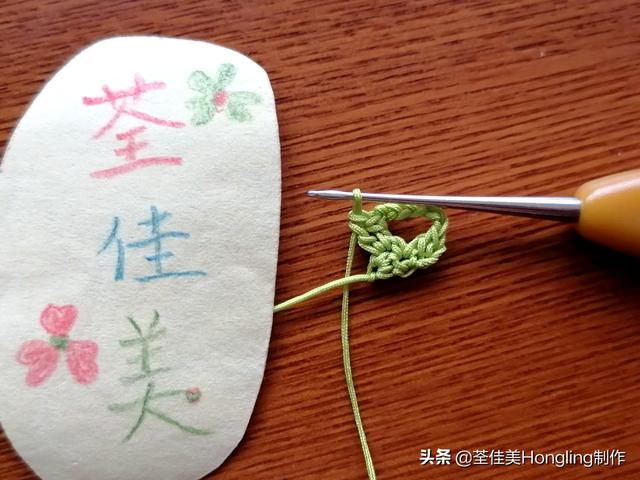 远方喜欢在银杏树下漫步的人,为你钩织了两片银杏叶哟