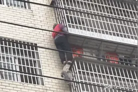 吓人！为看邻居打麻将，70岁奶奶险坠楼图片