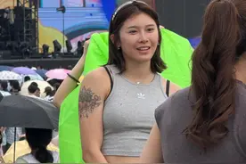 豪气！吴艳妮现身成都，穿着火辣，背爱马仕穿LV鞋子，全身近21万图片