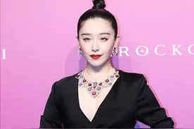 88年的阚清子好会“造气势”，冲天鬏配黑色长裙成熟优雅，真高级图片