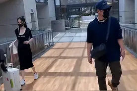 潘玮柏机场被拍，大庭广众对妻子指指点点，被吐槽大男子主义图片