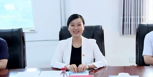 女孩清华博士毕业后，誓要造福百姓，现被称为中国最年轻的女县长