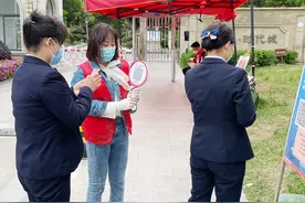 战疫镜头丨“99后”女城管帮居民“守住”绿码图片