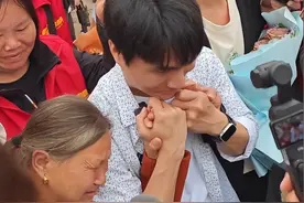 越发刚曝被养父母领养细节，哥哥透露妈妈多年的一个习惯，太触动图片