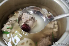 炖排骨汤，别啥都加！牢记“3料不加，4步要做”，汤鲜肉嫩好味道图片