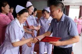 女护士和领导聊天记录上热搜，没有什么工作，值得我们付出尊严图片