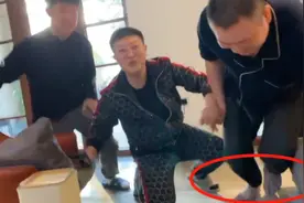 岳云鹏赤脚给孙越下跪拜年！穿睡衣人瘦一圈，旁边小孩拿一叠钞票图片