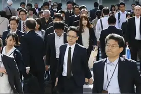 日本社会现状：年轻人活如丧尸，老年人喝酒等死，中年人被逼自杀图片
