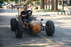 木雕与机械灵魂“碰撞”！能工巧匠自制原木系列车辆图片