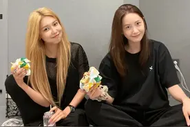 少女时代回归实感，崔秀英和允儿合吃三明治，“十五年的饭友”图片