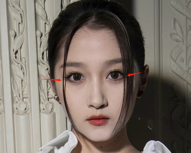 就整体来看,关晓彤的一张脸似乎就剩下眼睛了,由于眼睛过分突出,反而