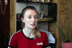 俄罗斯美女远嫁中国八年，怎料患重症无法生育，丈夫选择果断诚实图片