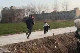 （视频）@太原人！弟弟捣蛋姐姐追上一顿“毒打”！网友：小时候我也这么干过图片