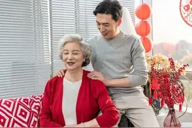 男方要求婚后与父母同住，主卧必须留给父母，这正常吗？图片