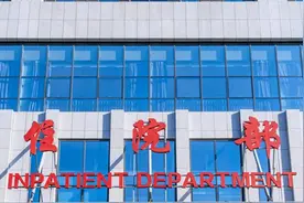 婆婆住院三天未见儿媳露面，婆婆大发雷霆，儿子：您又不是亲妈图片