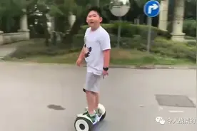 上海一10岁男孩骑平衡车做核酸被拒，拿来菜刀大吼：我必须砍死他图片