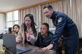 女儿出生就被送人，过了三十年又来相认。网友要被气疯了。图片