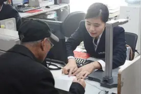 70岁老人到银行存款，应该存1年还是3年定期存款？为什么？图片