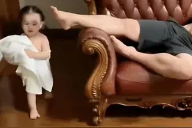 爸爸喝多被妈妈赶到客厅睡觉，女儿穿着尿不湿照顾爸爸，画面太暖图片