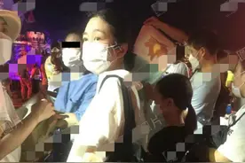 刘德华妻女游迪士尼，朱丽倩发福难认两鬓白发，10岁女儿个高像爸图片