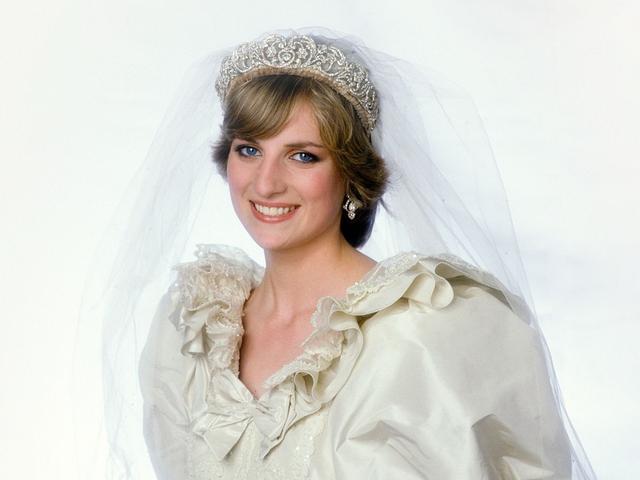 斯宾塞家族最古老的王冠,戴安娜想戴父亲不借,粉丝p图帮她圆梦