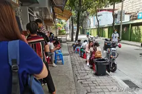 广东有家路边摊，只卖2种汤，每天就2桶，客人蹲在路边也吃得欢图片