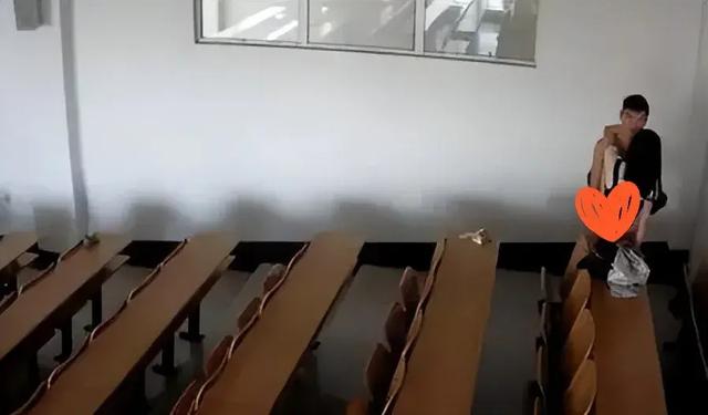 东北某大学情侣，在食堂上演“喂奶”大片，网友：碗里的饭不香了
