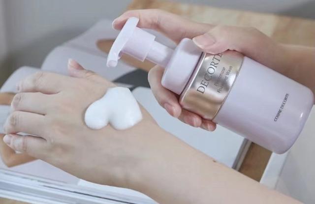 40岁左右用什么洗面奶？这5款大牌值得试试，有点小贵但对皮肤好