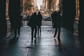 陕西亿万富豪当街下跪，打脸多少人？人越难熬时，越要体面图片