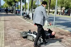 上海大爷骑电动车摔倒，小伙边扶边让旁人拍照，拍照者被大爷指责图片