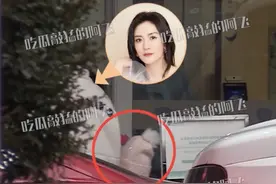 谢娜带双胞胎女儿乘坐200万豪车，母女牵手看病，跳跳俏俏萌态足图片