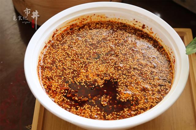 这才是油泼辣子的正确做法，辣椒油红亮香辣味道正，配方记得收藏