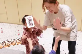 陈赫张子萱带娃办居家运动会！一家四口在地上爬，陈赫抢跑太幼稚图片