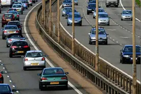 国内道路为何是靠右行驶？汽车驾驶位为何在左边？从何而来图片