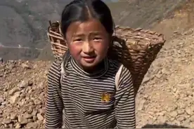 跋山涉水卖橙子，帮奶奶减轻负担，多么懂事的小姑娘图片