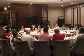 女婿请丈人一家下馆子，10个人点20道菜，结账时整个人傻眼了图片