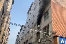 插线板惹祸端！西安一小区发生火灾，现场黑烟不断......图片