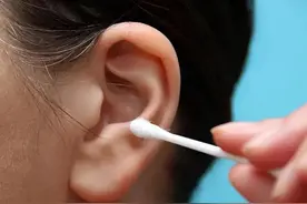 75岁阿姨爱掏耳朵多年后查出癌症，频繁掏耳朵小心引发感染图片