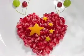 浙江女博主美食摆盘献礼国庆，30万人点赞 当事人：帮女儿完成作业图片