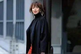 女人过了40，不要只会穿黑白灰，试试这3个“减龄色”，更显洋气图片