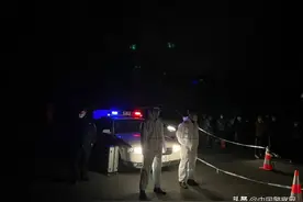 宁波北仑：公安民警在寒风中吃着2022年第一顿“晚餐”图片