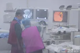 男子喝了冰啤后狂吐血，医生：这个脆弱的部位被吐裂了图片