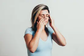 慢性鼻炎的危害有多大？经常性的鼻塞、头痛、流涕，要怎么办？图片