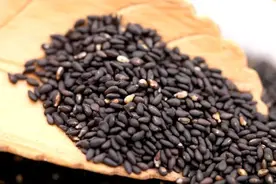 黑芝麻被誉为“八谷之冠”，尤其黑芝麻的2种吃法，营养价值翻倍图片