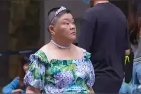 上海安福路上的“小公主”：50岁留寸头，身材矮胖，却美得很独特图片