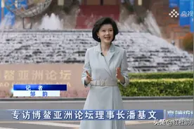 央视主持人邹韵亮相博鳌采访，没化妆幕后照曝光，发型发量是亮点图片