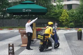 事关物业、业主、骑手三方 外卖配送进出小区到底该如何规范？图片