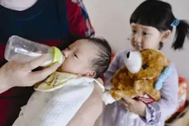 多胎家庭里，大宝和二宝哪个跟父母关系更近？看出生顺序图片