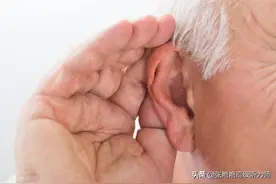 老人听力不好应该怎么办？千万不要等到听不见了再说，那就迟了图片